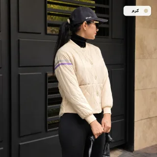 کاپشن زنانه سبک رنگ کرم، نمای اصلی مدل‌پوش