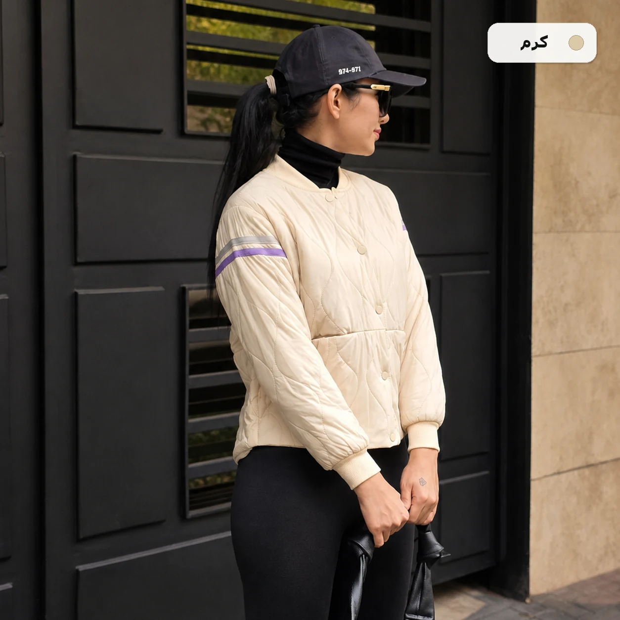 کاپشن زنانه سبک رنگ کرم، نمای اصلی مدل‌پوش