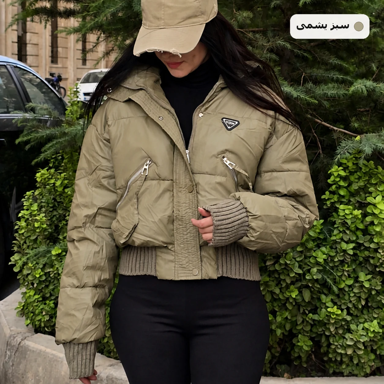 کاپشن پفی زنانه سبز در نمای روبه‌رو