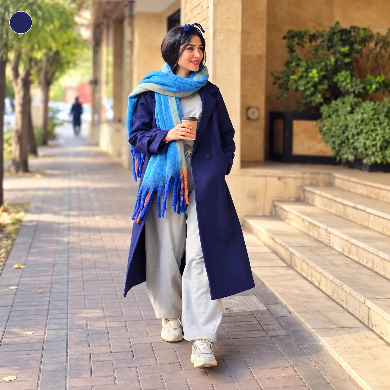 پالتو بلند زنانه فوتر سرمه‌ای مومو، نمای تمام‌قد