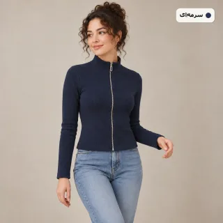 بازسازی پیشنهادی سویشرت بیسیک سرمه‌ای روی مدل با ژست ایستاده