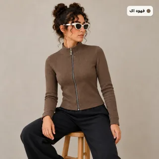 بازسازی پیشنهادی سویشرت بیسیک قهوه‌ای روی مدل با ژست نشسته
