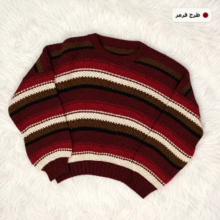 نمای کامل بافت راه‌راه یقه گرد طرح قرمز