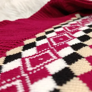 بافت وینتیج یقه اسکی قرمز، نمای نزدیک جزئیات بافت و طرح لباس
